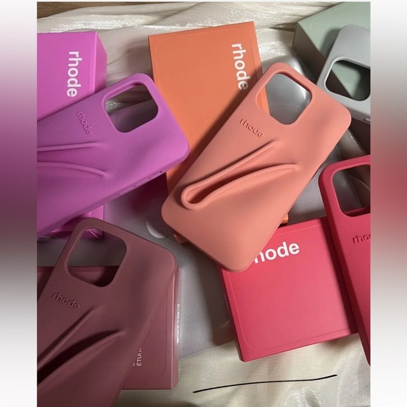 Rhode | Lip Case | Limited Edition | Raspberry Jelly iPhone 13 - Picture 2 of 5